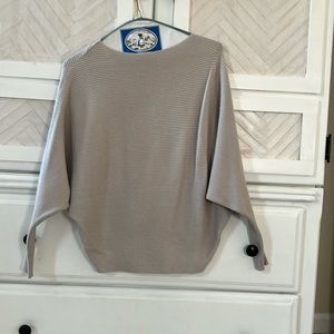 Like new stretchy wide sleeve blouse